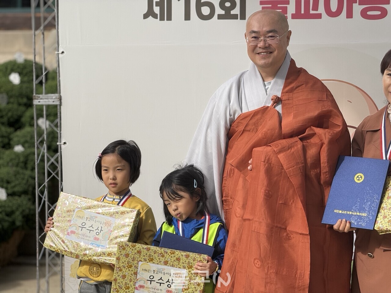 고사리 같은 두 손 모아 ‘합장’…“상 받아서 신나요!”